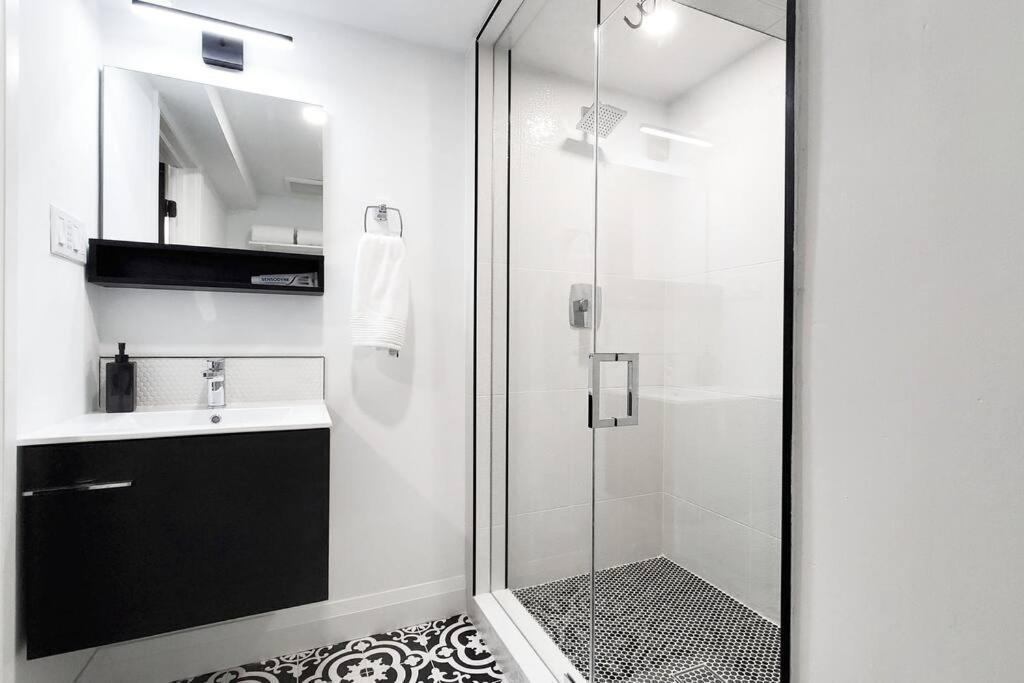 Renovated Guest Suite Near The Lake & High Park In Toronto! ภายนอก รูปภาพ
