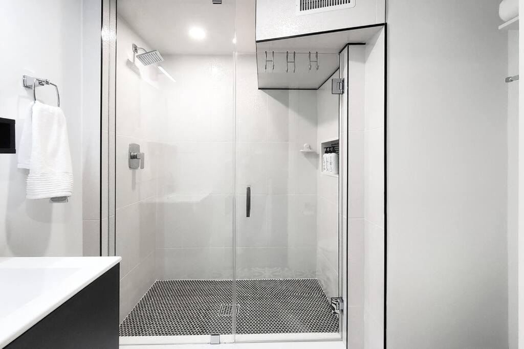Renovated Guest Suite Near The Lake & High Park In Toronto! ภายนอก รูปภาพ