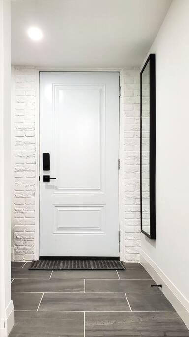 Renovated Guest Suite Near The Lake & High Park In Toronto! ภายนอก รูปภาพ
